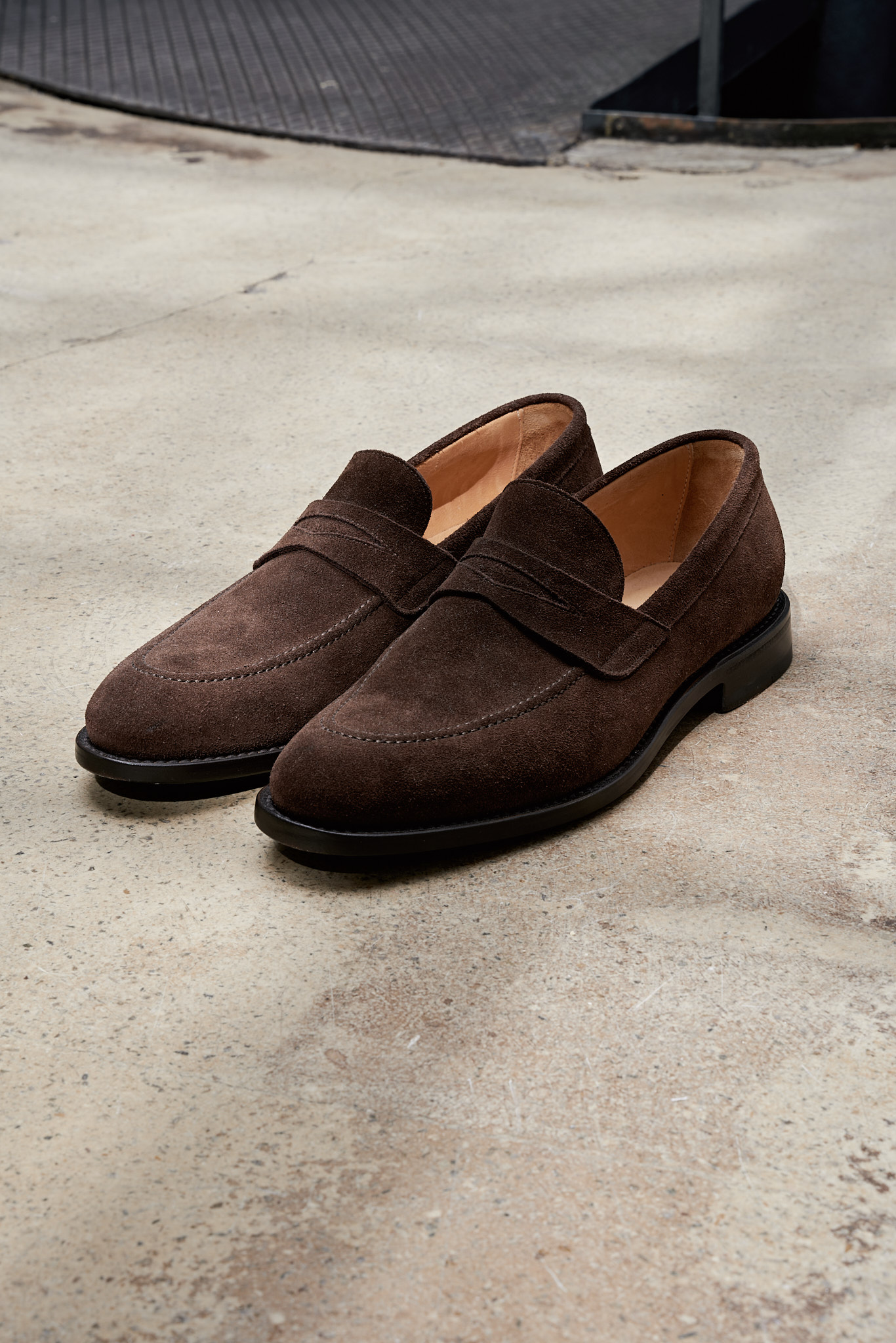 Penny Loafer aus dunkelbraunem Velourleder — Monokel Berlin Maßschuhe