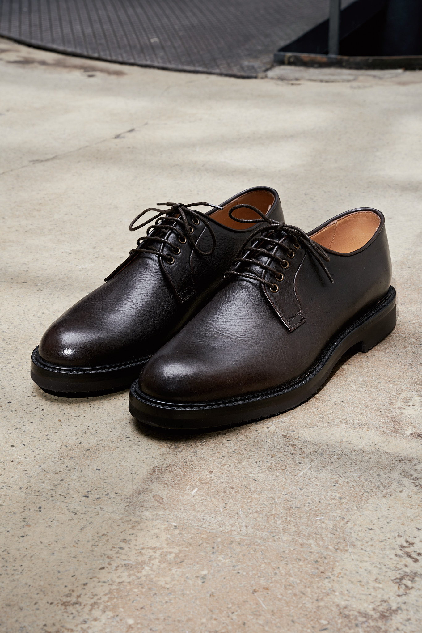 Plain Derby aus dunkelbraunem Kalbsleder — Monokel Berlin Maßschuhe
