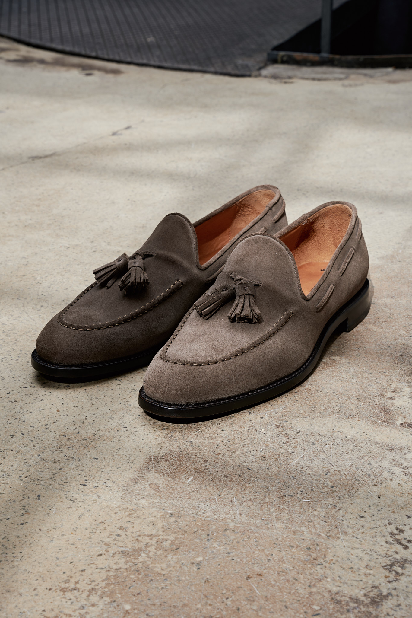 Tassel Loafer aus Velourleder in Taupe — Monokel Berlin Maßschuhe