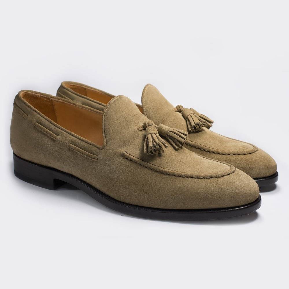 Sandfarbener Tassel Loafer aus Wildleder von Monokel Berlin