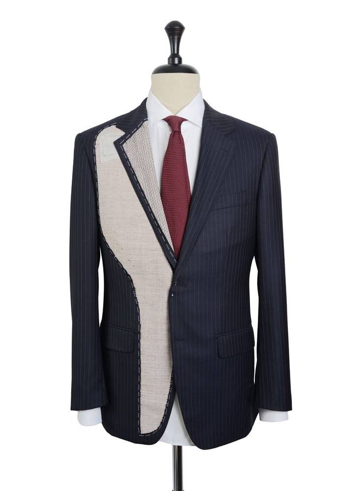 Full-Canvas Einlage auf dunkelblauem Nadelstreifenanzug, maßgeschneidert bei Monokel Berlin