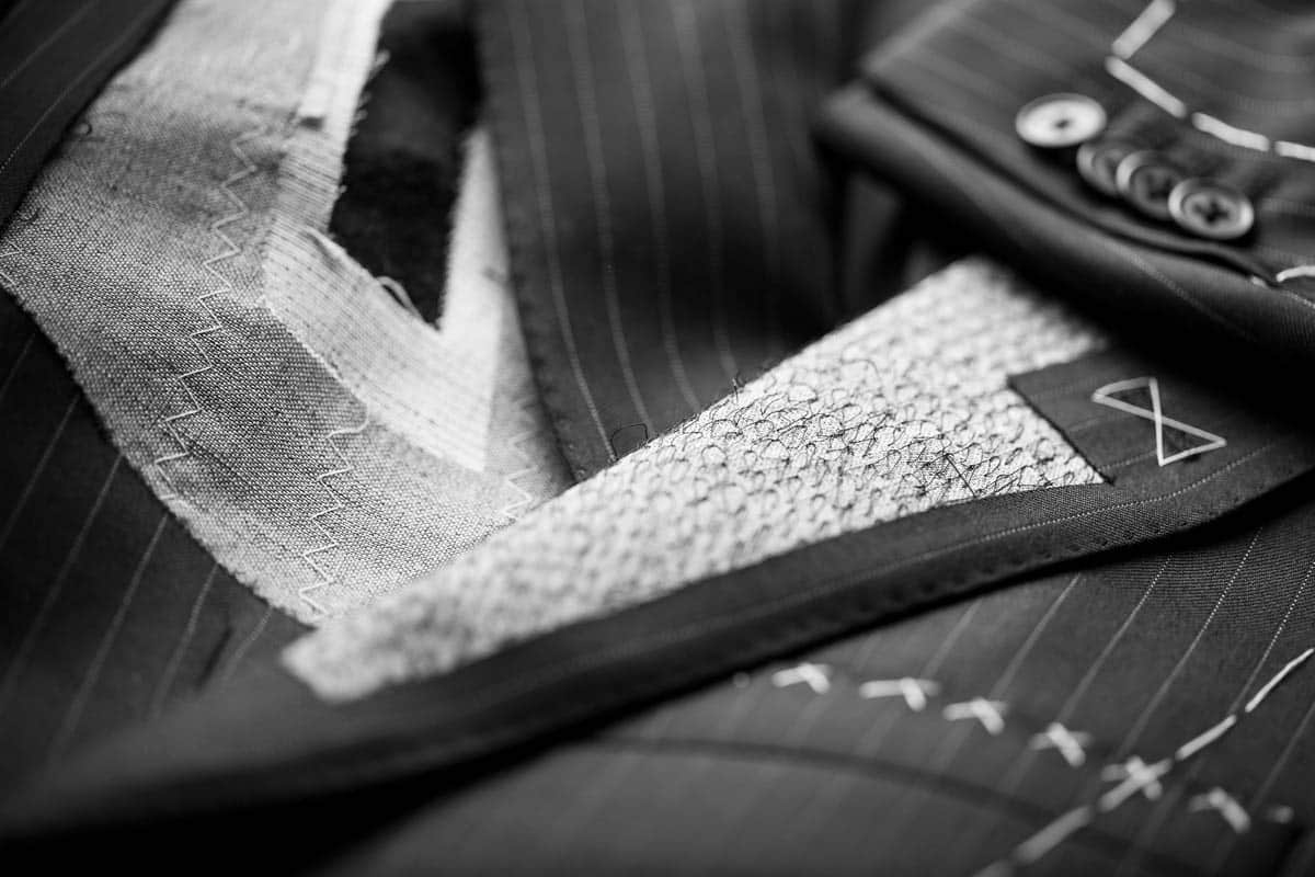 Halbfertiges Schnittteil mit Canvas-Einlage in Nahaufnahme mit Schneidernähten von Monokel Berlin