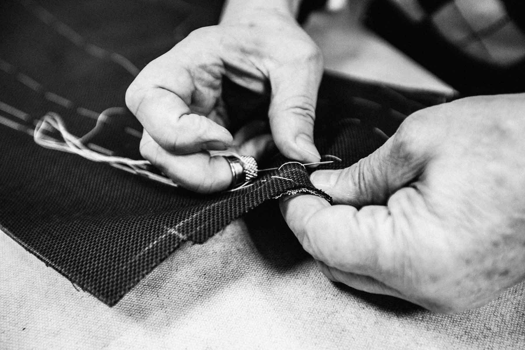 Handwerkliche Verarbeitung eines Maßanzugs im Monokel Berlin Atelier