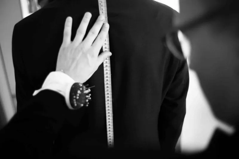 Professionelle Vermessung für Maßanzug im Monokel Store München