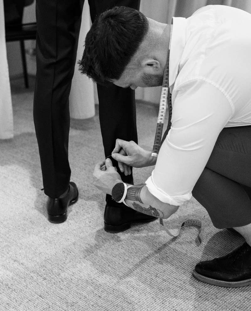 Professionelle Vermessung für eine Maßhose bei Monokel Berlin