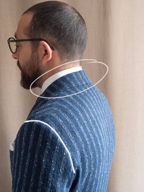 Rückenansicht eines perfekt sitzenden Maßanzugs ohne Falten