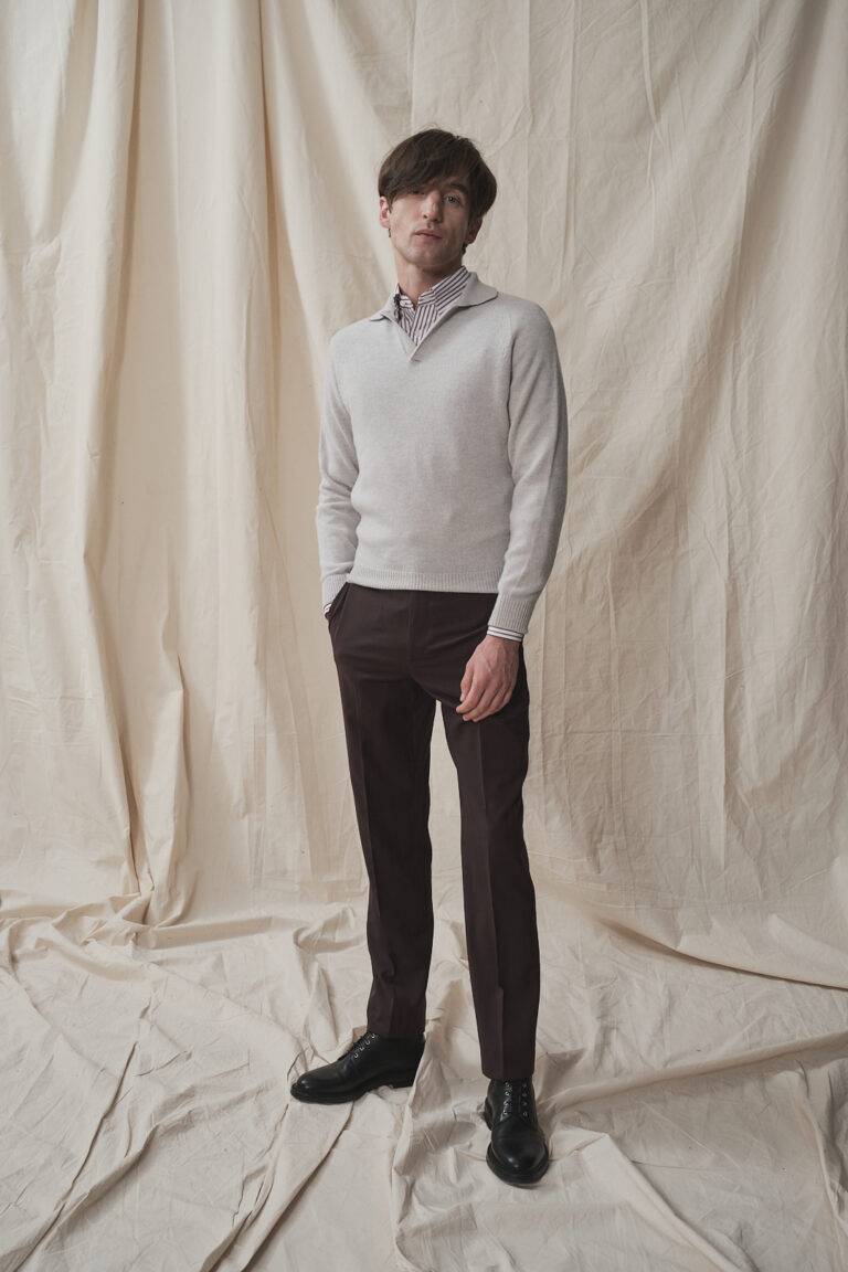 Pullover mit Polokragen aus silbergrauer Wolle-Kaschmirmischung — Monokel Berlin