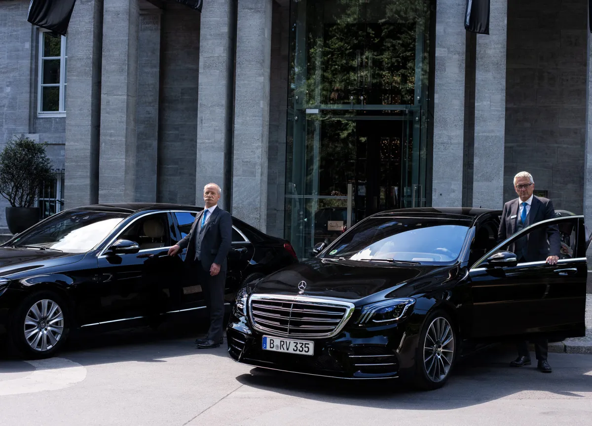 RocVin Limousinenservice Chauffeur-Uniform – Corporate Fashion Maßanzug von Monokel Berlin