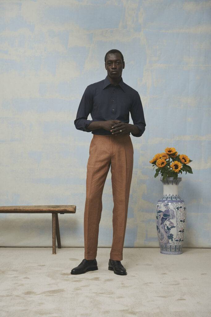 Laessiges Maßhemd mit offenem Kragen und Leinen-Optik