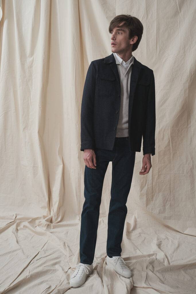 Utility Jacket im Ganzkoeperportrait mit Jeans und Loafern