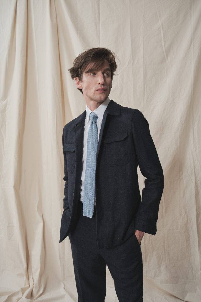 Frontansicht des schwarz-blauen Utility Jackets