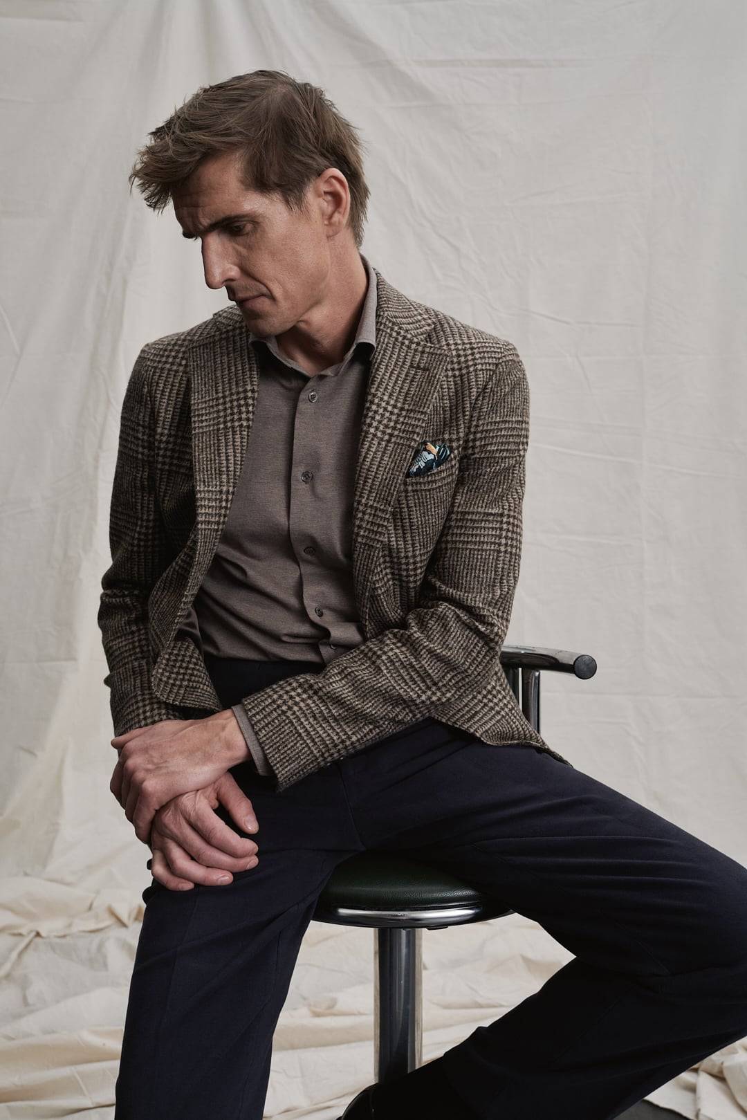 Detailansicht des Polokragens am Baumwoll-Strickhemd