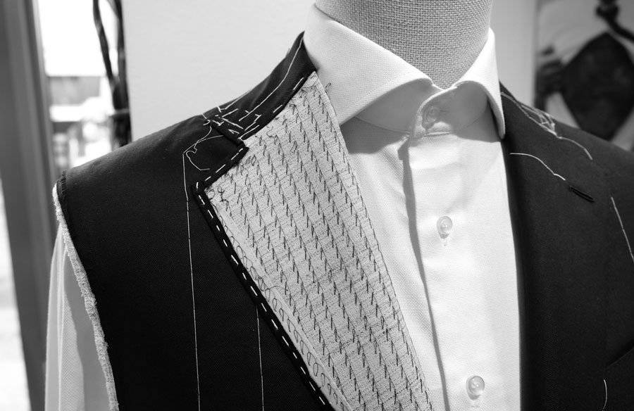 Full-Canvas Maßanzug mit offener Naehtkonstruktion in Handarbeit