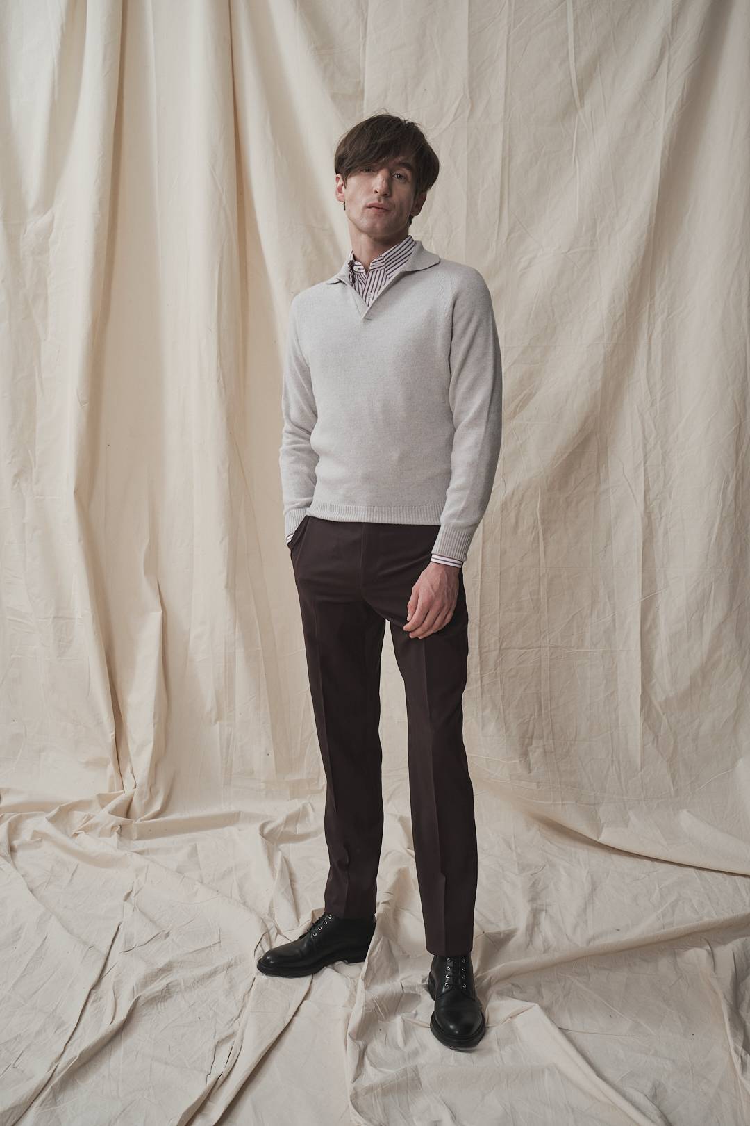 kaschmir vs. merino — welches material passt zu dir? 5 Pullover mit Polokragen aus silbergrauer Wolle-Kaschmirmischung nach Mass