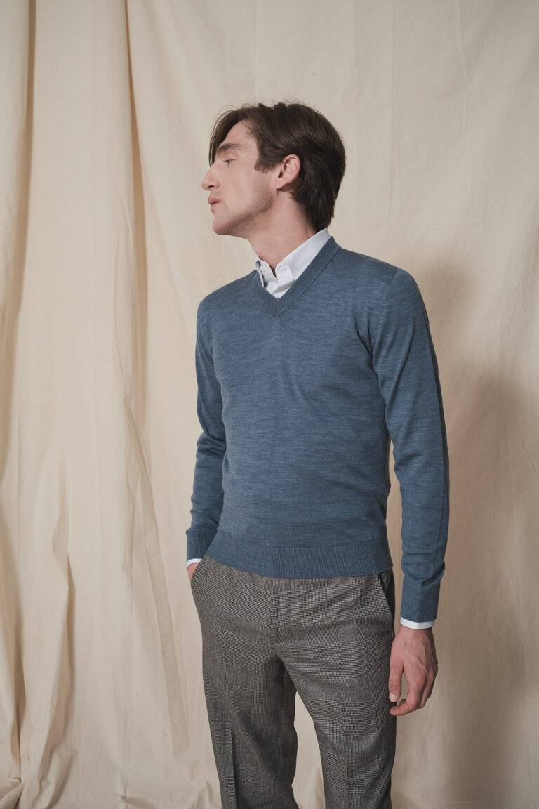 Pullover mit V-Ausschnitt aus extrafeiner blau-grau melierter Merinowolle