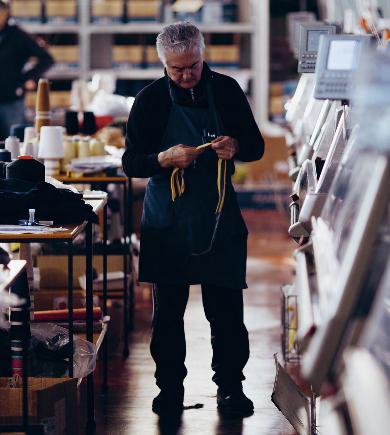 3D-Strickmaschine bei der Produktion eines nahtlosen Pullovers im Familienatelier in Umbrien